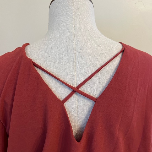 Elegant Red V-Neck Romper - Picture 3 of 7